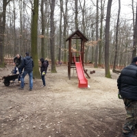 Fotogalerie - Dobrovolný úklid Čimického háje 19.3.2016 - úklid dětského hřiště od starého listí