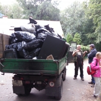 Fotogalerie - Dobrovolný úklid Čimického háje 26.9.2015 - vozidlo plné odpadků při svozu